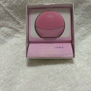 FOREO Luna 4 Play Smart Facial Cleansing  Device Tickle Me Pink!  NWT Unisex